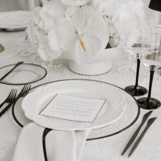 Black & White, but never boring. ⚫️⚪️⁠
⁠
Dieses Tischdesign setzt auf klare Kontraste, reduzierte Eleganz und feinste Details: schwarze Gläser, minimalistisches Besteck, Statement-Blüten und ein Hauch von Couture auf Porzellan.⁠
Ein Setting für alle, die Ästhetik bis ins letzte Detail denken.⁠
⁠
#tablesetting #weddingtable #modernwedding #blackandwhitewedding #weddinginspo #weddingdecor #elegantehochzeit #luxurywedding #bridetobe #weddingconcept #weddingdesign #weddingpapterie #papeterie #weddingstyle #weddingdetails #tablesettinggoals⁠
⁠
_____⁠
Fotografin: @oliviadelgas_photo⁠
Planung: @kh.hochzeiten⁠
Geschirr, Stühle & Dekoration: @hochzeitsdekorstion⁠
Floristik: @daniewilke_floraldesign⁠
Brautkleider: @diebrautmacherin⁠
Make-up: @nessbeautystudio & @mayestic.makeup ⁠
Hair: @haaratelier.cloppenburg⁠
Location: @lokschuppen.atelier.clp⁠
Catering: @ostblocklatino_soul⁠
Live Painting: @farbmomentebynica⁠
Patisserie: @konditorei_carlotta⁠
Papeterie: @creativitydesign___a⁠
Couple: @nina_deer_ @pa.tat_ @nrw.modelcouple⁠
Single Bride: @_kiikii_j⁠
Bridemaids: @lucia.stecklein @angeeloe @waleeriiaa⁠
Ohrringe&Tasche: @dilaaccessoires⁠
Herrenausstatter: @kramer_hannover