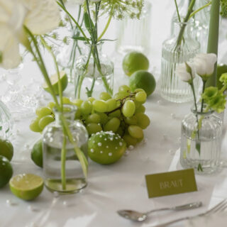 Wie findet ihr das Konzept? ⁠
⁠
Statt klassischen Blumenbouquets sorgt dieses Tablesetting mit Glasvasen, Limetten, grünen Trauben und verspielten Details für ein überraschend modernes und stilvolles Statement und ist total "on trend“ – für Paare, die Konventionen charmant hinter sich lassen.⁠
⁠
____⁠
Konzept & Orga: @woodinheart @ihrundnic @creativitydesign__a  @dalu_dekoverleih⁠
Deko & Tableware: @dalu_dekoverleih @hochzeitswerkstattbraunschweig⁠
Blumen: @dalu_dekoverleih⁠
Papeterie: @creativitydesign__a ⁠
Torte & Sweets rot: @konditorei_carlotta⁠
Torte & Sweets grün: @soeoet_un_soltig⁠
Location: @jaegerhaus_sehlde⁠
Kleider & Anzüge: @wilmas_kleid @liebe.deine_hochzeitsmode⁠
Couple & Model: @insta__aisha @josefine.wii @ha_we_13⁠
Schmuck: @juwelierlevin_⁠
Hair & Make Up: @ohglowy.studio⁠
Content Creator: @julkos.view⁠
⁠
#hochzeitsdeko #hochzeitmitstil #modernwedding #greenwedding #tablescape #weddinginspo #bridetobe #hochzeitskonzept #creativewedding #hochzeitsideen #weddingpapeterie #statementtable #sommerhochzeit #grüneweddingdetails #weddingstyling #fineartwedding #minimalwedding #papeterie #weddingtrend