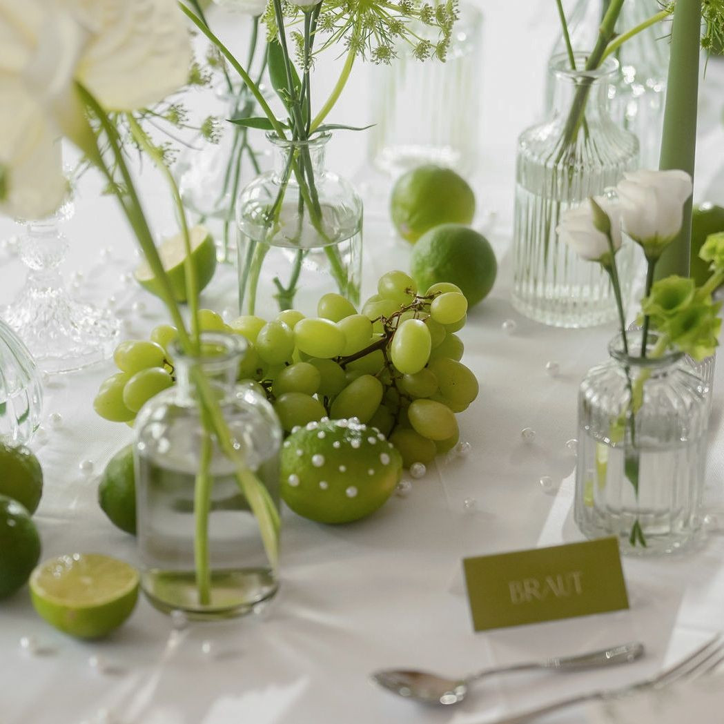 Wie findet ihr das Konzept? ⁠
⁠
Statt klassischen Blumenbouquets sorgt dieses Tablesetting mit Glasvasen, Limetten, grünen Trauben und verspielten Details für ein überraschend modernes und stilvolles Statement und ist total "on trend“ – für Paare, die Konventionen charmant hinter sich lassen.⁠
⁠
____⁠
Konzept & Orga: @woodinheart @ihrundnic @creativitydesign__a  @dalu_dekoverleih⁠
Deko & Tableware: @dalu_dekoverleih @hochzeitswerkstattbraunschweig⁠
Blumen: @dalu_dekoverleih⁠
Papeterie: @creativitydesign__a ⁠
Torte & Sweets rot: @konditorei_carlotta⁠
Torte & Sweets grün: @soeoet_un_soltig⁠
Location: @jaegerhaus_sehlde⁠
Kleider & Anzüge: @wilmas_kleid @liebe.deine_hochzeitsmode⁠
Couple & Model: @insta__aisha @josefine.wii @ha_we_13⁠
Schmuck: @juwelierlevin_⁠
Hair & Make Up: @ohglowy.studio⁠
Content Creator: @julkos.view⁠
⁠
#hochzeitsdeko #hochzeitmitstil #modernwedding #greenwedding #tablescape #weddinginspo #bridetobe #hochzeitskonzept #creativewedding #hochzeitsideen #weddingpapeterie #statementtable #sommerhochzeit #grüneweddingdetails #weddingstyling #fineartwedding #minimalwedding #papeterie #weddingtrend