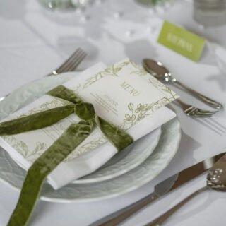 ⁠Das Menü wird hier zum Designelement: zarte Illustrationen, eine edle Schleife aus Samt und hochwertiges Papier – abgestimmt auf die Farben und Formen des gesamten Tischkonzepts. 💚⁠
____⁠
Konzept & Orga: @woodinheart @ihrundnic @creativitydesign__a  @dalu_dekoverleih⁠
Deko & Tableware: @dalu_dekoverleih @hochzeitswerkstattbraunschweig⁠
Blumen: @dalu_dekoverleih⁠
Papeterie: @creativitydesign__a ⁠
Torte & Sweets rot: @konditorei_carlotta⁠
Torte & Sweets grün: @soeoet_un_soltig⁠
Location: @jaegerhaus_sehlde⁠
Kleider & Anzüge: @wilmas_kleid @liebe.deine_hochzeitsmode⁠
Couple & Model: @insta__aisha @josefine.wii @ha_we_13⁠
Schmuck: @juwelierlevin_⁠
Hair & Make Up: @ohglowy.studio⁠
Content Creator: @julkos.view⁠
⁠
#hochzeitspapeterie #weddingpaper #tablesetting #hochzeitsinspiration #hochzeitsinspo #weddingflatlay #tischdeko #hochzeitskonzept #greenwedding #hochzeitsplanung #fineartwedding #modernwedding #hochzeitsdetails #weddingdesign #bridetobe #papeterie #weddingpapeterie⁠