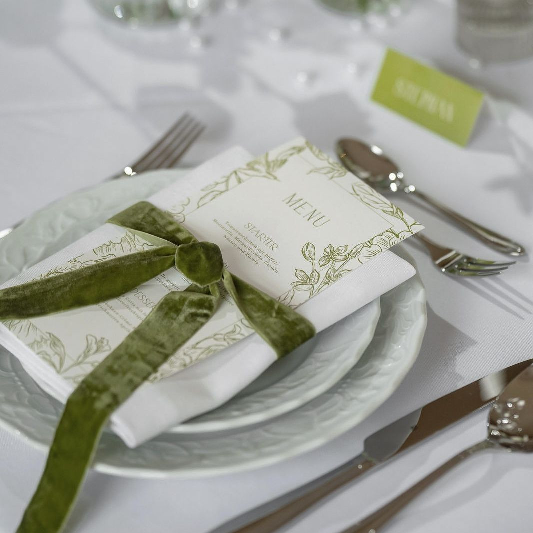 ⁠Das Menü wird hier zum Designelement: zarte Illustrationen, eine edle Schleife aus Samt und hochwertiges Papier – abgestimmt auf die Farben und Formen des gesamten Tischkonzepts. 💚⁠
____⁠
Konzept & Orga: @woodinheart @ihrundnic @creativitydesign__a  @dalu_dekoverleih⁠
Deko & Tableware: @dalu_dekoverleih @hochzeitswerkstattbraunschweig⁠
Blumen: @dalu_dekoverleih⁠
Papeterie: @creativitydesign__a ⁠
Torte & Sweets rot: @konditorei_carlotta⁠
Torte & Sweets grün: @soeoet_un_soltig⁠
Location: @jaegerhaus_sehlde⁠
Kleider & Anzüge: @wilmas_kleid @liebe.deine_hochzeitsmode⁠
Couple & Model: @insta__aisha @josefine.wii @ha_we_13⁠
Schmuck: @juwelierlevin_⁠
Hair & Make Up: @ohglowy.studio⁠
Content Creator: @julkos.view⁠
⁠
#hochzeitspapeterie #weddingpaper #tablesetting #hochzeitsinspiration #hochzeitsinspo #weddingflatlay #tischdeko #hochzeitskonzept #greenwedding #hochzeitsplanung #fineartwedding #modernwedding #hochzeitsdetails #weddingdesign #bridetobe #papeterie #weddingpapeterie⁠