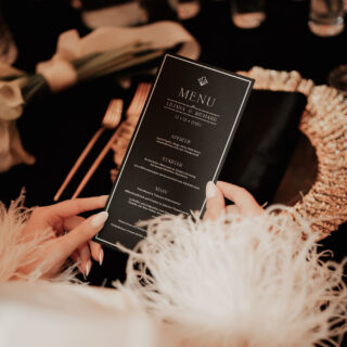 ⁠Schwarzes Papier, feine Typografie und eine klare Struktur machen diese Menükarte zum eleganten Begleiter des Abends. Sie schafft Vorfreude auf jeden Gang und verbindet Information mit Design ✨⁠
⁠
Klein im Format. Groß in der Wirkung.⁠
___⁠
Planung und Konzept: @carolinardler_hochzeiten⁠
Location: @scarabeo_minden⁠
Fotografin: @ishenurphotography⁠
Videograf: @hirsch_cinematic ⁠
Brautpaar: @cici.carter @mzf23⁠
Geschirr, Stühle & Dekoration: @hochzeitsdekoration⁠
Floristik: @karinwilbertblumen⁠
Stylistin: @lena_bossik⁠
Brautmode: @verinabrautmoden⁠
Herrenausstatter: @vonlysander⁠
Papeterie: @creativitydesign__a⁠
Freie Rednerin: @gluecksagentenhochzeiten @silber_weiss⁠
Konditorei: @sanelas_tortenwelt⁠
Brautschmuck: @schmuck.bluete⁠
Trauringe: @verspoor_trauringe⁠
⁠
#weddingstationerydesign #weddingpaper #customweddingstationery #tablesettinginspo #styledwedding #tabledecor #weddinginspo #hochzeitspapeterie #papeteriedesign #hochzeitskarten #hochzeitseinladung #menükarte #tischpapeterie #hochzeitsinspo #hochzeitstrends