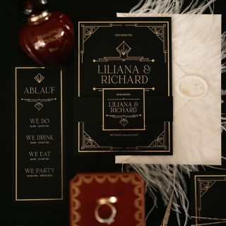 ⁠Papeterie als Statement. ✨⁠
Schwarz trifft Gold, klare Linien auf Art-Deco-Eleganz. Diese Hochzeitspapeterie setzt bewusst auf starke Kontraste, feine Typografie und grafische Details, die sofort wirken.⁠
⁠
___⁠
Planung und Konzept: @carolinardler_hochzeiten⁠
Location: @scarabeo_minden⁠
Fotografin: @ishenurphotography⁠
Videograf: @hirsch_cinematic ⁠
Brautpaar: @cici.carter @mzf23⁠
Geschirr, Stühle & Dekoration: @hochzeitsdekoration⁠
Floristik: @karinwilbertblumen⁠
Stylistin: @lena_bossik⁠
Brautmode: @verinabrautmoden⁠
Herrenausstatter: @vonlysander⁠
Papeterie: @creativitydesign__a⁠
Freie Rednerin: @gluecksagentenhochzeiten @silber_weiss⁠
Konditorei: @sanelas_tortenwelt⁠
Brautschmuck: @schmuck.bluete⁠
Trauringe: @verspoor_trauringe⁠
⁠
#hochzeitspapeterie #weddingstationery #tischpapeterie #artdecowedding #blackandgoldwedding #luxurywedding #hochzeitmitstil #fineartwedding #papeteriedesign #weddingdetails #editorialwedding #hochzeitskonzept #tablesetting #weddinginspo #weddinginspiration #styledwedding #hochzeitsinspiration #papeterieliebe #weddingdesign