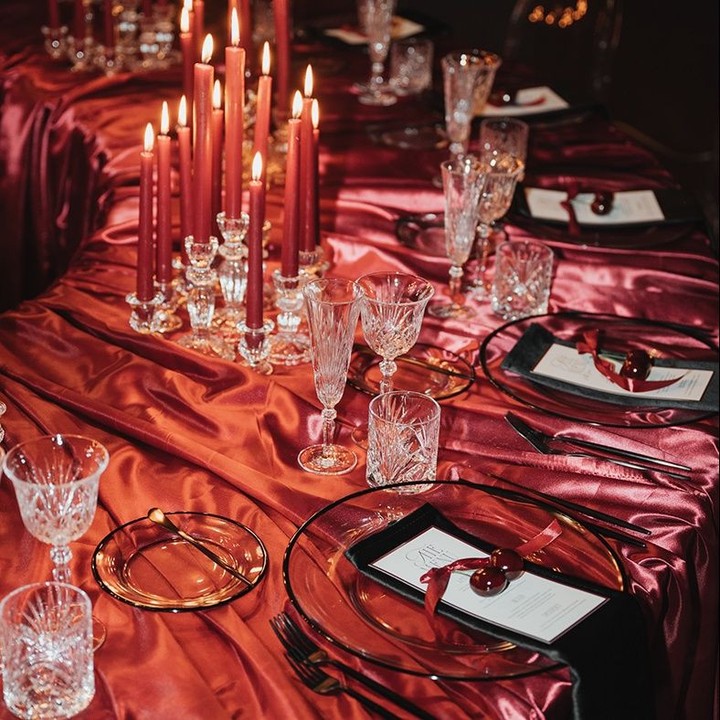 Rot ist kein Farbton.⁠
Rot ist ein Gefühl. ❤️⁠
⁠
Ein Hochzeitskonzept in tiefem Kirschrot – sinnlich, modern, selbstbewusst.⁠
⁠
Fließender Satin, warmes Kerzenlicht und Kirschen als Detail.⁠
Zwei Früchte an einem Stiel.⁠
⁠
Ein Symbol für Verbindung, Leidenschaft und ein Leben im Gleichklang. 🍒⁠
Mut zur Farbe.⁠
Mut zur Intensität.⁠
Mut zu einer Hochzeit, die man nicht vergisst.⁠
⁠
Würdet ihr euch an Rot trauen? ✨⁠
___⁠
Fotografin: @oliviadelgas_photo⁠
Planung: @kh.hochzeiten⁠
Geschirr, Stühle & Dekoration: @hochzeitsdekorstion⁠
Floristik: @daniewilke_floraldesign⁠
Brautkleider: @diebrautmacherin⁠
Make-up: @nessbeautystudio & @mayestic.makeup ⁠
Hair: @haaratelier.cloppenburg⁠
Location: @lokschuppen.atelier.clp⁠
Catering: @ostblocklatino_soul⁠
Live Painting: @farbmomentebynica⁠
Patisserie: @konditorei_carlotta⁠
Papeterie burgundy: @beautifullovestory.de⁠
Couple: @nina_deer_ @pa.tat_ @nrw.modelcouple⁠
Single Bride: @_kiikii_j⁠
Bridemaids: @lucia.stecklein @angeeloe @waleeriiaa⁠
Ohrringe&Tasche: @dilaaccessoires⁠
Herrenausstatter: @kramer_hannover⁠
⁠
#hochzeitskonzept #weddingconcept #redwedding #weddinginspiration #weddingtablescape #hochzeitsinspiration #weddingdesign #modernwedding #luxurywedding #weddingdetails #kirschrot #kirschliebe #weddingstyling #eventdesign #bridetobe2026 #weddingtrends #fineartwedding #weddingideas #hochzeitsdeko #moodywedding #aestheticwedding #weddingvibes #explorepage #viralwedding #instawedding