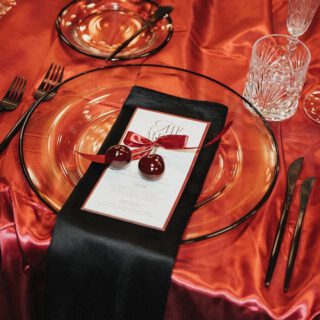 🍒 Papeterie als Statement. ⁠
Tiefes Kirschrot, klare Typografie und ein feiner Rahmen, der das Konzept trägt.⁠
⁠
Mit Satinband und Kirschen wird die Menükarte Teil des Ambientes – nicht nur ein Detail, sondern Design. ❤️🍒⁠
⁠
Wie wichtig ist euch die Papeterie im Gesamtkonzept eurer Hochzeit?⁠
⁠
___⁠
Fotografin: @oliviadelgas_photo⁠
Planung: @kh.hochzeiten⁠
Geschirr, Stühle & Dekoration: @hochzeitsdekorstion⁠
Floristik: @daniewilke_floraldesign⁠
Brautkleider: @diebrautmacherin⁠
Make-up: @nessbeautystudio & @mayestic.makeup ⁠
Hair: @haaratelier.cloppenburg⁠
Location: @lokschuppen.atelier.clp⁠
Catering: @ostblocklatino_soul⁠
Live Painting: @farbmomentebynica⁠
Patisserie: @konditorei_carlotta⁠
Papeterie burgundy: @beautifullovestory.de⁠
Couple: @nina_deer_ @pa.tat_ @nrw.modelcouple⁠
Single Bride: @_kiikii_j⁠
Bridemaids: @lucia.stecklein @angeeloe @waleeriiaa⁠
Ohrringe&Tasche: @dilaaccessoires⁠
Herrenausstatter: @kramer_hannover⁠
⁠
#hochzeitspapeterie #menükarte #weddingstationery #weddingdetails #papeteriedesign #weddingtablescape #hochzeitsinspiration #luxurywedding #weddingdesign #redwedding #kirschrot #fineartwedding #modernwedding #weddinginspo #eventdesign #bridetobe #weddingtrends #weddingstyling #detailverliebt #creativewedding #weddingaesthetic #instawedding #explorepage #weddingvendor #hochzeitsplanung⁠
⁠