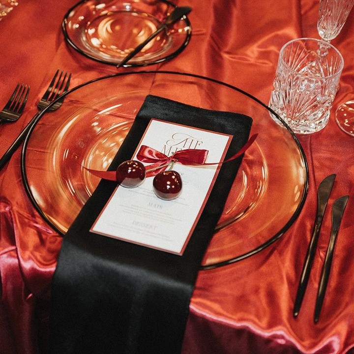 🍒 Papeterie als Statement. ⁠
Tiefes Kirschrot, klare Typografie und ein feiner Rahmen, der das Konzept trägt.⁠
⁠
Mit Satinband und Kirschen wird die Menükarte Teil des Ambientes – nicht nur ein Detail, sondern Design. ❤️🍒⁠
⁠
Wie wichtig ist euch die Papeterie im Gesamtkonzept eurer Hochzeit?⁠
⁠
___⁠
Fotografin: @oliviadelgas_photo⁠
Planung: @kh.hochzeiten⁠
Geschirr, Stühle & Dekoration: @hochzeitsdekorstion⁠
Floristik: @daniewilke_floraldesign⁠
Brautkleider: @diebrautmacherin⁠
Make-up: @nessbeautystudio & @mayestic.makeup ⁠
Hair: @haaratelier.cloppenburg⁠
Location: @lokschuppen.atelier.clp⁠
Catering: @ostblocklatino_soul⁠
Live Painting: @farbmomentebynica⁠
Patisserie: @konditorei_carlotta⁠
Papeterie burgundy: @beautifullovestory.de⁠
Couple: @nina_deer_ @pa.tat_ @nrw.modelcouple⁠
Single Bride: @_kiikii_j⁠
Bridemaids: @lucia.stecklein @angeeloe @waleeriiaa⁠
Ohrringe&Tasche: @dilaaccessoires⁠
Herrenausstatter: @kramer_hannover⁠
⁠
#hochzeitspapeterie #menükarte #weddingstationery #weddingdetails #papeteriedesign #weddingtablescape #hochzeitsinspiration #luxurywedding #weddingdesign #redwedding #kirschrot #fineartwedding #modernwedding #weddinginspo #eventdesign #bridetobe #weddingtrends #weddingstyling #detailverliebt #creativewedding #weddingaesthetic #instawedding #explorepage #weddingvendor #hochzeitsplanung⁠
⁠