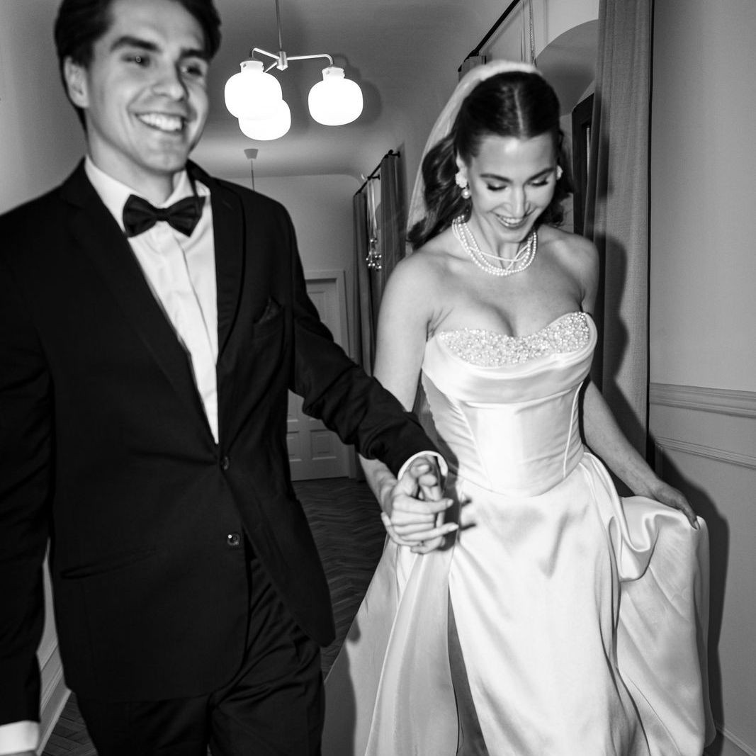 ⁠Wenn aus „wir heiraten“ ein „wir sind verheiratet“ wird.⁠
Ein Blick. Ein Lächeln. Eine Hand, die sagt: Für immer.⁠
Zeitlos. Echt. Unvergesslich. 🤍⁠
⁠
___⁠
Planung & Organisation: @lumeriweddings⁠
Fotografin: @rosaandlynn⁠
Videografin: @knyazfilms⁠
Location: @schloss_janson⁠
Dekoration & Floristik: @deko.rien⁠
Brautmoden: @junic_weddings⁠
Hair & Makeup: @ladyfreiburger⁠
Brautschmuck: @dilaaccessoires⁠
Papeterie: @creativitydesign__a⁠
Bride: @agatawdowiak_⁠
Groom: @baranovski_piotr⁠
Couple: @ap.modelcouple⁠
Sweets: @patisserie_pastry.poets⁠
⁠
#justmarried #weddingmoments #brautpaar #weddinginspiration #bridestyle #groomstyle #hochzeitsmomente #modernwedding #weddingvibes #timelesswedding #loveisintheair #weddingphotography #instawedding #couplegoals