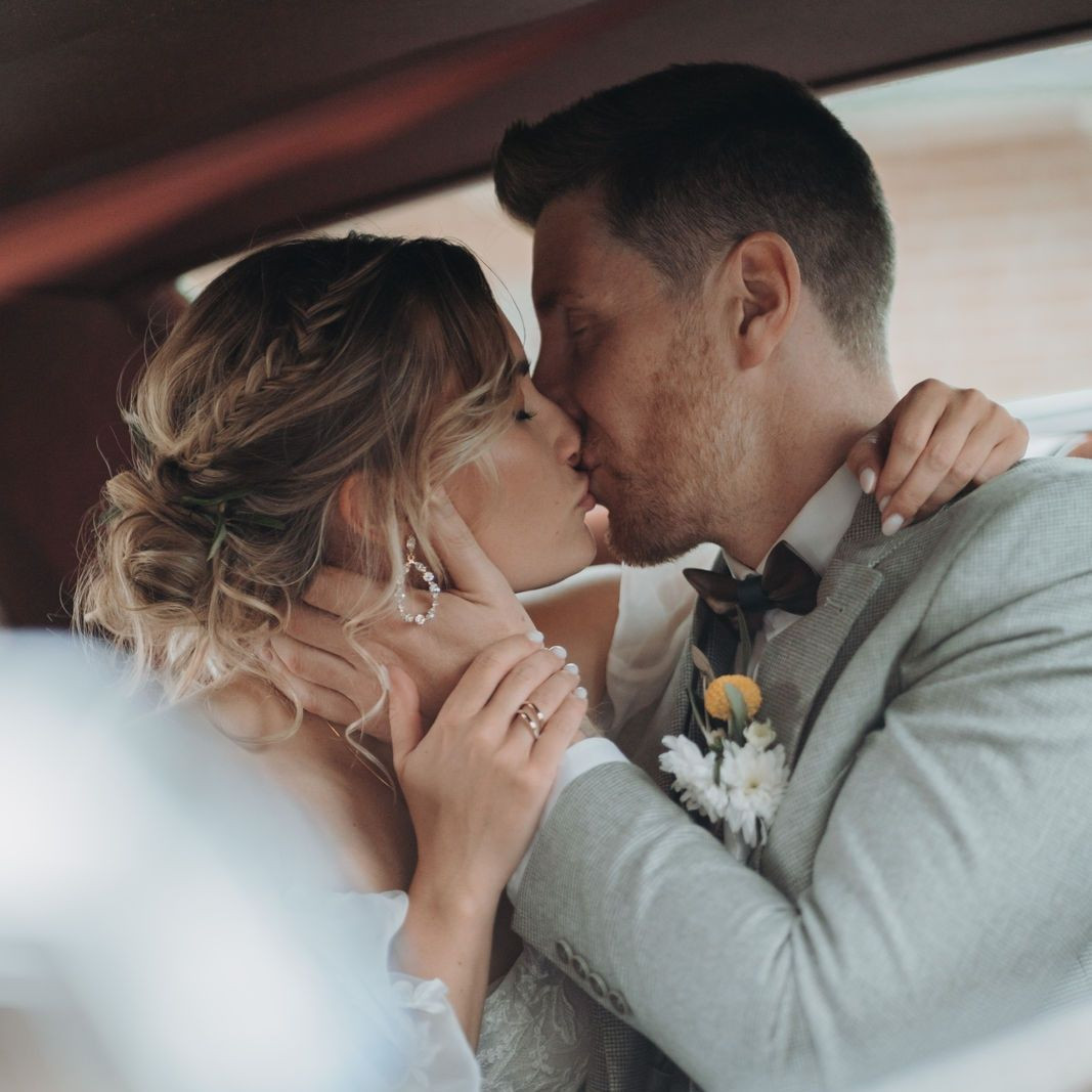 Der Moment, in dem alles stillsteht.⁠
Kein Publikum, kein Ablaufplan – nur ihr zwei, ganz bei euch.⁠
Ein Kuss, der nicht nur besiegelt, sondern verbindet. Für immer. 🤍⁠
⁠
Echte Liebe braucht keine Worte. Nur euch.⁠
⁠
#hochzeitsmoment #bridetobe #groomtobe #firstkiss #weddinglove #justmarried #modernwedding #weddingphotography #emotionalwedding #hochzeitsinspiration #hochzeitmitstil #hochzeitsfoto #intimatewedding #lovemoment #weddingvibes #hochzeitsliebe #bridemoments #realwedding #couplegoals #hochzeitsgefühl⁠
⁠
_____⁠
Planung & Organisation: @fotowerkbysteffi⁠
Location: @exterhof_events⁠
Fotografin: @fotowerkbysteffi⁠
Dekoration & Floristik: @dekoverleih_rbl_event⁠
Haare & Make-Up: @5mbeauty⁠
Brautkleid: @linriehlhochzeitshaus⁠
Herrenanzug: @maennerstolz⁠
Ringe & Schmuck: @linriehlhochzeitshaus⁠
Traurednerin: @herzzeilen.freie.rednerin⁠
Papeterie: @creativitydesign__a⁠
Sängerin: @hochzeitssaengerin_jennii⁠
Torte: @sanelas_tortenwelt⁠
Couple: @modelcouple_olga.max | @tanja.kntze⁠
DJ: @freventservice⁠
Foto-Wohnmobil: @slaga_events