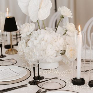 Modern, luxuriös und bis ins letzte Detail durchdacht. 🖤🤍⁠
Ein Tablesetting, das nicht einfach dekoriert, sondern inszeniert.⁠
⁠
#modernwedding #hochzeitskonzept #blackandwhitewedding #weddingdecor #luxurywedding #weddingtable #tablesetting  #editorialwedding #weddingstyle #hochzeitsdesign #cleanwedding  #statementtable #tischdekohochzeit #weddinginspo⁠
⁠
____⁠
Fotografin: @oliviadelgas_photo⁠
Planung: @kh.hochzeiten⁠
Geschirr, Stühle & Dekoration: @hochzeitsdekorstion⁠
Floristik: @daniewilke_floraldesign⁠
Brautkleider: @diebrautmacherin⁠
Make-up: @nessbeautystudio & @mayestic.makeup ⁠
Hair: @haaratelier.cloppenburg⁠
Location: @lokschuppen.atelier.clp⁠
Catering: @ostblocklatino_soul⁠
Live Painting: @farbmomentebynica⁠
Patisserie: @konditorei_carlotta⁠
Papeterie: @creativitydesign___a⁠
Couple: @nina_deer_ @pa.tat_ @nrw.modelcouple⁠
Single Bride: @_kiikii_j⁠
Bridemaids: @lucia.stecklein @angeeloe @waleeriiaa⁠
Ohrringe&Tasche: @dilaaccessoires⁠
Herrenausstatter: @kramer_hannover