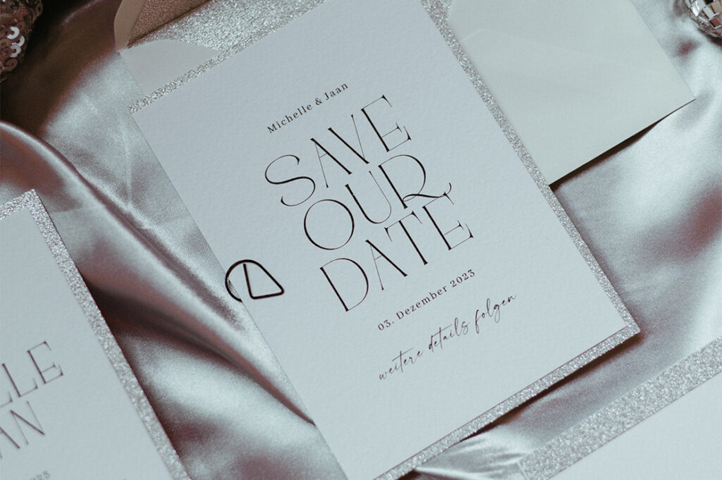 Hochzeitspapeterie Design Glamour Glitzer - Save the Date Karte mit Glitzer Details