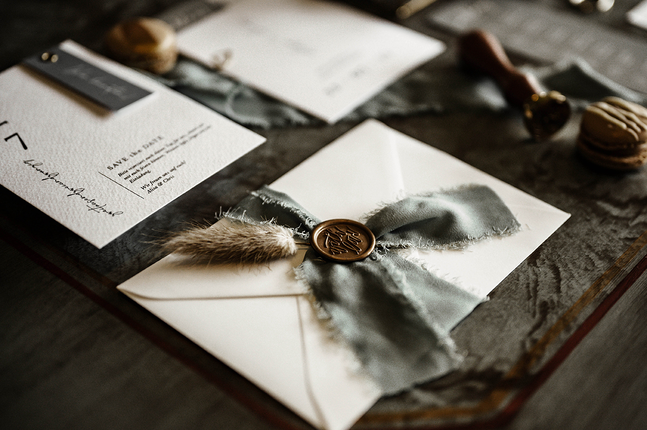 Hochzeitseinladung als Flatlay