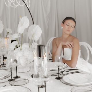 Design trifft Dinner. 🤍🖤⁠
Ein Tablesetting wie aus einem Editorial: schwarze Stielgläser, zartes Porzellan mit klarer Linie, handverlesene Blüten in reinem Weiß – alles perfekt abgestimmt auf ein monochromes Hochzeitskonzept.⁠
Jedes Detail spricht dieselbe Sprache: modern, elegant, stilvoll.⁠
⁠
#tablesetting #weddingtable #modernwedding #blackandwhitewedding #hochzeitmitstil #styledwedding #hochzeitskonzept #weddingconcept #weddingdesign #bridetobe #luxurywedding #weddingstyle #weddinginspiration #editorialwedding #cleanwedding #tablesettinggoals⁠
⁠
____⁠
Fotografin: @oliviadelgas_photo 
Planung: @kh.hochzeiten⁠
Geschirr, Stühle & Dekoration: @hochzeitsdekorstion⁠
Floristik: @daniewilke_floraldesign⁠
Brautkleider: @diebrautmacherin⁠
Make-up: @nessbeautystudio & @mayestic.makeup ⁠
Hair: @haaratelier.cloppenburg⁠
Location: @lokschuppen.atelier.clp⁠
Catering: @ostblocklatino_soul⁠
Live Painting: @farbmomentebynica⁠
Patisserie: @konditorei_carlotta⁠
Papeterie: @creativitydesign___a⁠
Couple: @nina_deer_ @pa.tat_ @nrw.modelcouple⁠
Single Bride: @_kiikii_j⁠
Bridemaids: @lucia.stecklein @angeeloe @waleeriiaa⁠
Ohrringe&Tasche: @dilaaccessoires⁠
Herrenausstatter: @kramer_hannover