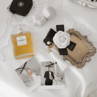 Dieses Flatlay ist purer Luxus – elegant, nostalgisch und mit einem Hauch Chanel-Romantik. ⁠
⁠
#weddingdetails #chanelwedding #hochzeitsdetails #weddingflatlay #bridalstyling #chanelmoments #luxurywedding #styledwedding #bridalprep #hochzeitsdesign #blackandwhitewedding #modernbride #bridaldetails #statementstyling⁠
⁠
____⁠
Fotografin: @oliviadelgas_photo⁠
Planung: @kh.hochzeiten⁠
Geschirr, Stühle & Dekoration: @hochzeitsdekorstion⁠
Floristik: @daniewilke_floraldesign⁠
Brautkleider: @diebrautmacherin⁠
Make-up: @nessbeautystudio & @mayestic.makeup ⁠
Hair: @haaratelier.cloppenburg⁠
Location: @lokschuppen.atelier.clp⁠
Catering: @ostblocklatino_soul⁠
Live Painting: @farbmomentebynica⁠
Patisserie: @konditorei_carlotta⁠
Papeterie: @creativitydesign___a⁠
Couple: @nina_deer_ @pa.tat_ @nrw.modelcouple⁠
Single Bride: @_kiikii_j⁠
Bridemaids: @lucia.stecklein @angeeloe @waleeriiaa⁠
Ohrringe&Tasche: @dilaaccessoires⁠
Herrenausstatter: @kramer_hannover