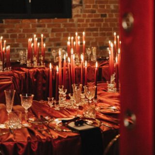 Ein Meer aus Kerzen, das den Raum in warmes Rot taucht. 🕯️❤️⁠
Flackerndes Licht statt opulenter Arrangements – Atmosphäre entsteht hier allein durch Glow und Tiefe.⁠
⁠
Manchmal braucht es keine Blumen.⁠
Nur hunderte kleine Flammen. ⁠
⁠
___⁠
Fotografin: @oliviadelgas_photo⁠
Planung: @kh.hochzeiten⁠
Geschirr, Stühle & Dekoration: @hochzeitsdekorstion⁠
Floristik: @daniewilke_floraldesign⁠
Brautkleider: @diebrautmacherin⁠
Make-up: @nessbeautystudio & @mayestic.makeup ⁠
Hair: @haaratelier.cloppenburg⁠
Location: @lokschuppen.atelier.clp⁠
Catering: @ostblocklatino_soul⁠
Live Painting: @farbmomentebynica⁠
Patisserie: @konditorei_carlotta⁠
Papeterie burgundy: @beautifullovestory.de⁠
Couple: @nina_deer_ @pa.tat_ @nrw.modelcouple⁠
Single Bride: @_kiikii_j⁠
Bridemaids: @lucia.stecklein @angeeloe @waleeriiaa⁠
Ohrringe&Tasche: @dilaaccessoires⁠
Herrenausstatter: @kramer_hannover⁠
⁠
#candlelightwedding #weddinginspiration #redwedding #moodywedding #weddingconcept #hochzeitsinspiration #weddingdesign #weddingtablescape #luxurywedding #minimaldecor #weddingstyling #eventdesign #weddingvibes #instawedding