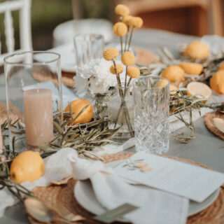 Sommervibes, die man schmecken kann. 🍋✨ Diese Tischdeko bringt mediterranes Lebensgefühl direkt auf euren Hochzeitstisch. Frische Zitronen, zarte Blüten, Olivenzweige und natürliche Materialien – für ein Fest, das nach Sonne, Liebe und Leichtigkeit duftet.⁠
⁠
#hochzeitsdeko #weddingdecor #sommerhochzeit #lemonwedding #mediterranestyle #hochzeitsinspiration #weddingstyling #tabledecor #italianvibes #modernwedding #weddinginspo #hochzeitsideen #bridetobe #hochzeitskonzept #elegantehochzeit #weddingtablescape #summerwedding⁠
⁠
_____⁠
⁠
Planung & Organisation: @fotowerkbysteffi⁠
Location: @exterhof_events⁠
Fotografin: @fotowerkbysteffi⁠
Dekoration & Floristik: @dekoverleih_rbl_event⁠
Haare & Make-Up: @5mbeauty⁠
Brautkleid: @linriehlhochzeitshaus⁠
Herrenanzug: @maennerstolz⁠
Ringe & Schmuck: @linriehlhochzeitshaus⁠
Traurednerin: @herzzeilen.freie.rednerin⁠
Papeterie: @creativitydesign__a⁠
Sängerin: @hochzeitssaengerin_jennii⁠
Torte: @sanelas_tortenwelt⁠
Couple: @modelcouple_olga.max | @tanja.kntze⁠
DJ: @freventservice⁠
Foto-Wohnmobil: @slaga_events