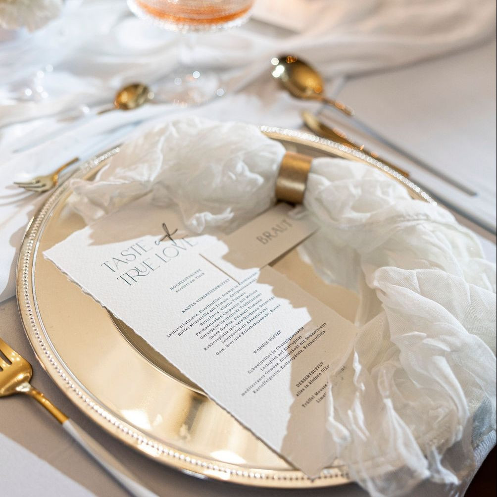 ⁠Strukturiertes, hochwertiges Papier mit feiner Haptik – bewusst gewählt, damit man es nicht nur liest, sondern fühlt.⁠
⁠
Die gerissenen Kanten geben der klaren Typografie Tiefe und Charakter.⁠
Papeterie beginnt beim Papier. 🤍⁠
⁠
Plant ihr eure Hochzeit 2026/2027?⁠
Schreibt mir eine DM für euer individuelles Papeterie-Konzept. ✨⁠
⁠
___⁠
Planung & Organisation: @lumeriweddings⁠
Fotografin: @rosaandlynn⁠
Videografin: @knyazfilms⁠
Location: @schloss_janson⁠
Dekoration & Floristik: @deko.rien⁠
Brautmoden: @junic_weddings⁠
Hair & Makeup: @ladyfreiburger⁠
Brautschmuck: @dilaaccessoires⁠
Papeterie: @creativitydesign__a⁠
Bride: @agatawdowiak_⁠
Groom: @baranovski_piotr⁠
Couple: @ap.modelcouple⁠
Sweets: @patisserie_pastry.poets⁠
⁠
#hochzeitspapeterie #weddingstationery #menükarte #papeteriedesign #weddingdetails #modernwedding #luxurywedding #fineartwedding #hochzeitsinspiration #weddingdesign #bridetobe #eventdesign #timelesswedding #weddinginspo #instawedding