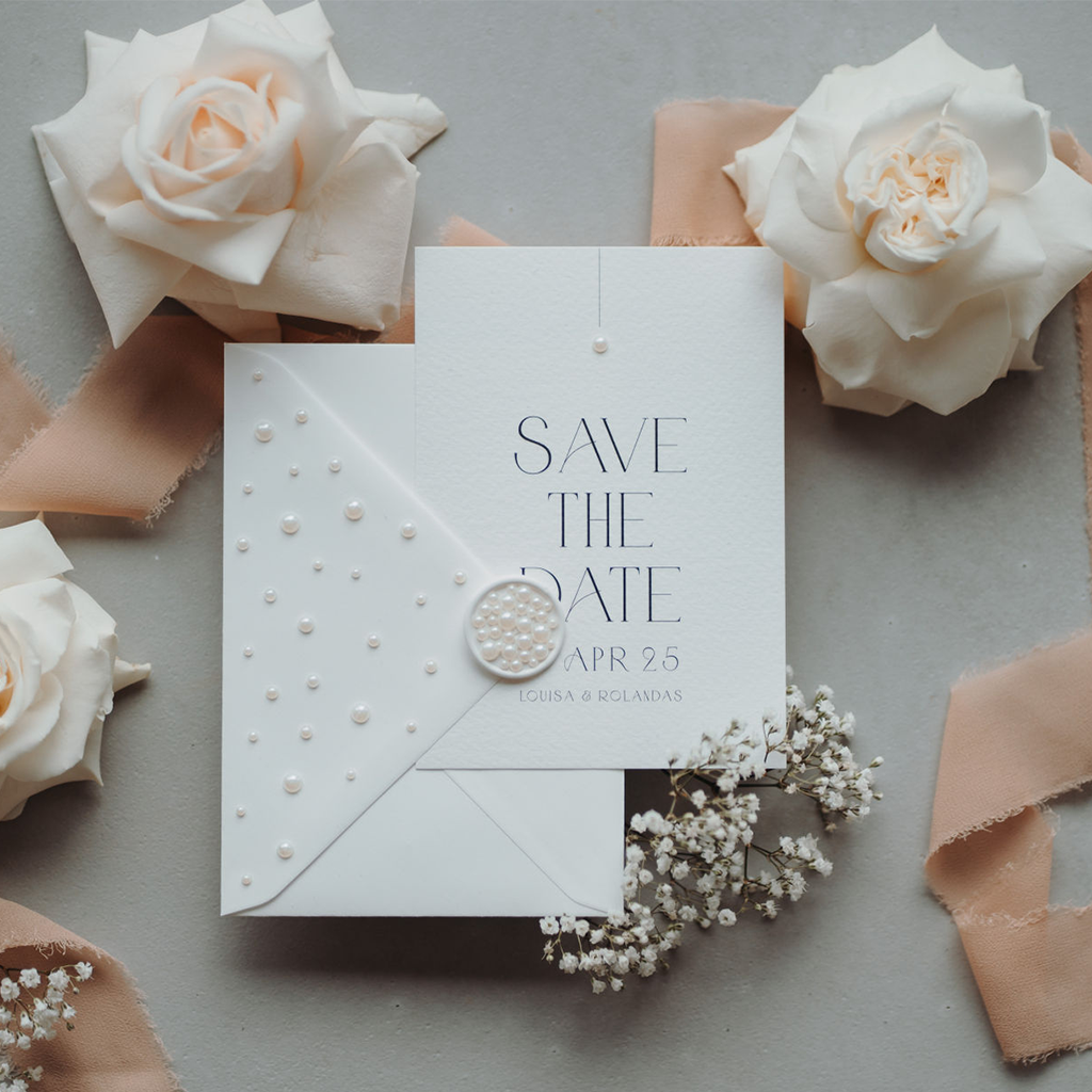 Save the Date Karte mit Wachssiegel und Briefumschlag veredelt mit Perlen - Mythen Papeterie
