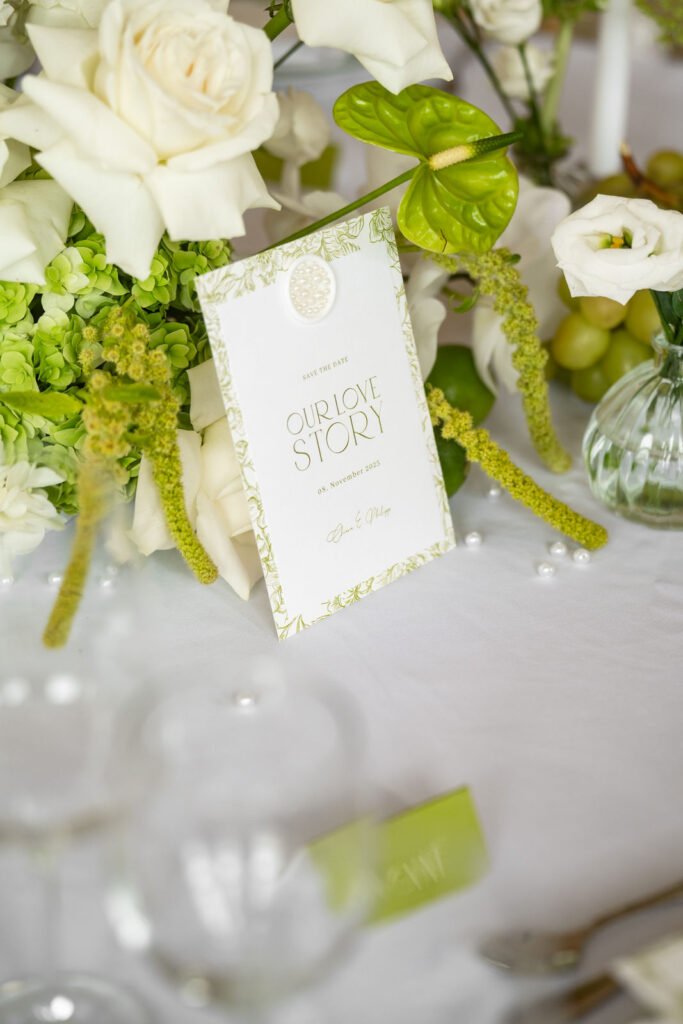 Save tha Date Karte mit Perlen Wachssiegel in einem frischen grün gehalten mit grünen Pattern Elementen