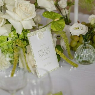 Save the Date – aber bitte mit Stil. ✨⁠
⁠
Diese Save the Date Karte verbindet klassisch elegante Typografie mit einem frischen, floralen Rahmen in zartem Grün. Eingebettet in das harmonische Blumenkonzept zeigt sie, wie perfekt Papeterie in das Gesamtdesign integriert werden kann.⁠
Sie ist nicht nur die erste Ankündigung des Tages, sondern der visuelle Auftakt zur gesamten Hochzeitserzählung.⁠
⁠
____⁠
Konzept & Orga: @woodinheart @ihrundnic @creativitydesign__a  @dalu_dekoverleih⁠
Deko & Tableware: @dalu_dekoverleih @hochzeitswerkstattbraunschweig⁠
Blumen: @dalu_dekoverleih⁠
Papeterie: @creativitydesign__a ⁠
Torte & Sweets rot: @konditorei_carlotta⁠
Torte & Sweets grün: @soeoet_un_soltig⁠
Location: @jaegerhaus_sehlde⁠
Kleider & Anzüge: @wilmas_kleid @liebe.deine_hochzeitsmode⁠
Couple & Model: @insta__aisha @josefine.wii @ha_we_13⁠
Schmuck: @juwelierlevin_⁠
Hair & Make Up: @ohglowy.studio⁠
Content Creator: @julkos.view⁠
⁠
⁠
#savethedate #hochzeitspapeterie #papeteriedesign #greenwedding #weddingstationery #hochzeitmitstil #bridetobe #weddinginspo #hochzeitskonzept #modernwedding #fineartwedding #hochzeitsplanung #floralkonzept #editorialwedding #weddingpapeterie #weddingdetails #papeterieliebe #tischdekohochzeit #stilvollehochzeit