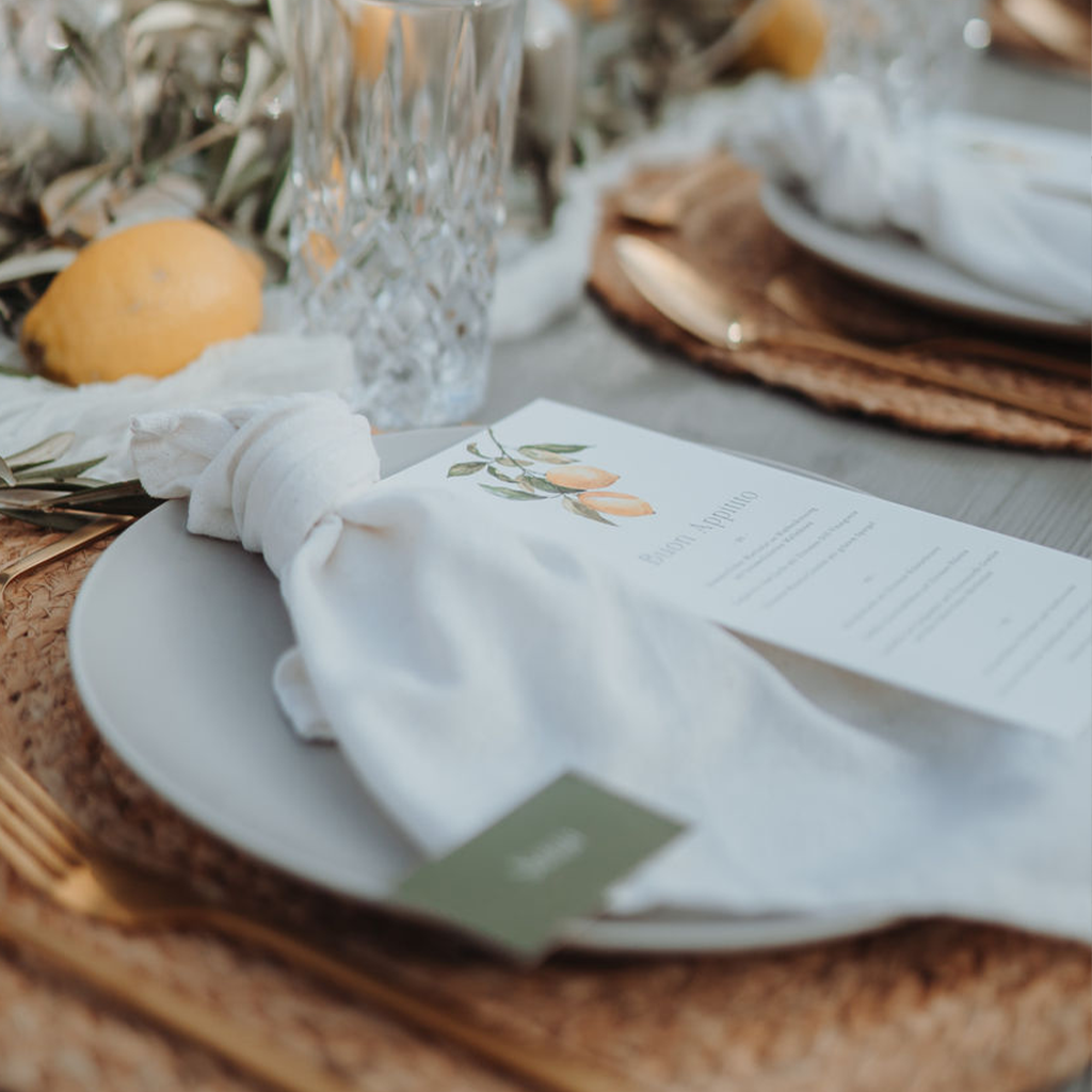 Menükarte Hochzeit mit Namensschild und Zitronen als Deko. Mythen Papeterie