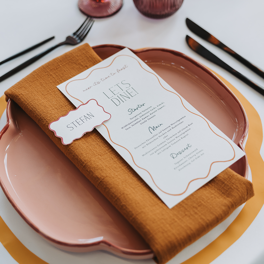 Menükarte im künstlerischen Design mit einer Namenskarte die einen Frame Cut hat. Passend für jetzt Einladungskarte die etwas künstlerisch aussehen darf.