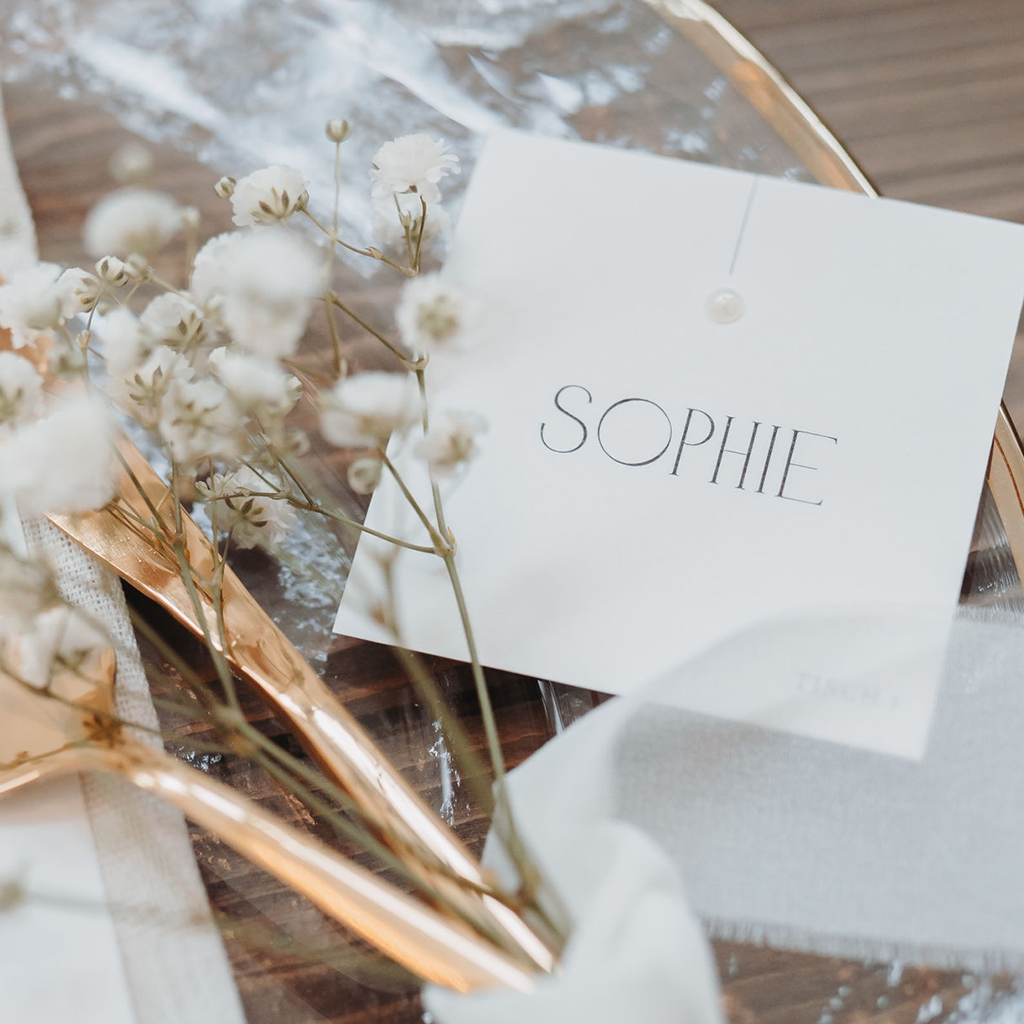 Hochzeitsnamenskarte veredelt mit Perle - Papeterie Mythen