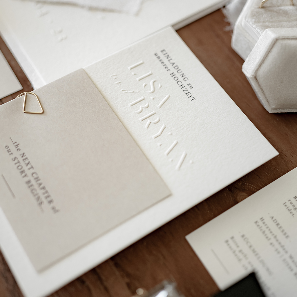 Hochzeitseinladung mit Letterpress Prägung und Einschlag mit Spruch
