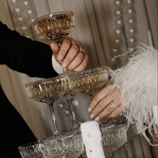 ⁠Champagne Tower – Ja oder Nein? 🥂✨⁠
⁠
Der Champagne Tower ist mehr als ein Trend – er ist ein Statement für Feiern mit Stil, Glamour und einem Hauch Extravaganz.⁠
Ein Highlight, das bleibt. Würdet ihr euch trauen?⁠
___⁠
Planung und Konzept: @carolinardler_hochzeiten⁠
Location: @scarabeo_minden⁠
Fotografin: @ishenurphotography⁠
Videograf: @hirsch_cinematic ⁠
Brautpaar: @cici.carter @mzf23⁠
Geschirr, Stühle & Dekoration: @hochzeitsdekoration⁠
Floristik: @karinwilbertblumen⁠
Stylistin: @lena_bossik⁠
Brautmode: @verinabrautmoden⁠
Herrenausstatter: @vonlysander⁠
Papeterie: @creativitydesign__a⁠
Freie Rednerin: @gluecksagentenhochzeiten @silber_weiss⁠
Konditorei: @sanelas_tortenwelt⁠
Brautschmuck: @schmuck.bluete⁠
Trauringe: @verspoor_trauringe⁠
⁠
#champagnetower #hochzeitstrend #weddinghighlight #luxurywedding #hochzeitmitstil #weddingdetails #editorialwedding #weddinginspo #bridetobe #hochzeitsinspiration #glamwedding #weddingcelebration #cheerstolove #weddingaesthetic #hochzeitsfeier