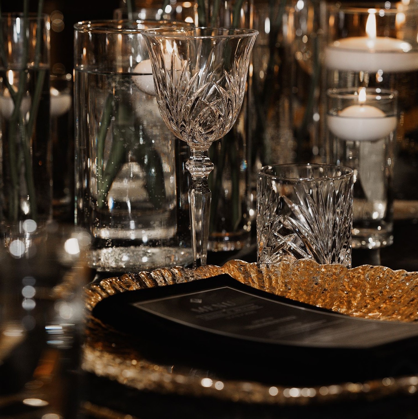 ⁠Tischpapeterie als stiller Luxus. ✨⁠
Zwischen Kristallgläsern, Kerzenschein und goldenen Akzenten wird die Papeterie Teil der Inszenierung. Klare Typografie, dunkle Töne und edle Materialien sorgen für Ruhe und Struktur auf dem Tisch – bewusst reduziert, aber mit maximaler Wirkung.⁠
⁠
___⁠
Planung und Konzept: @carolinardler_hochzeiten⁠
Location: @scarabeo_minden⁠
Fotografin: @ishenurphotography⁠
Videograf: @hirsch_cinematic ⁠
Brautpaar: @cici.carter @mzf23⁠
Geschirr, Stühle & Dekoration: @hochzeitsdekoration⁠
Floristik: @karinwilbertblumen⁠
Stylistin: @lena_bossik⁠
Brautmode: @verinabrautmoden⁠
Herrenausstatter: @vonlysander⁠
Papeterie: @creativitydesign__a⁠
Freie Rednerin: @gluecksagentenhochzeiten @silber_weiss⁠
Konditorei: @sanelas_tortenwelt⁠
Brautschmuck: @schmuck.bluete⁠
Trauringe: @verspoor_trauringe⁠
⁠
#tischpapeterie #hochzeitspapeterie #weddingstationery #menükarte #weddingdetails #luxurywedding #hochzeitmitstil #fineartwedding #editorialwedding #weddingtablescape #papeterieliebe #hochzeitskonzept #elegantehochzeit #weddingaesthetic #hochzeitsinspiration #styledwedding #weddingdesign #tabletopdesign