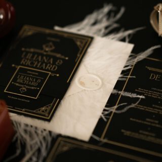 Schwarz, Gold und feine Texturen verbinden sich hier zu einem durchgängigen Designkonzept. Klare Typografie, Art-Déco-Elemente und edle Materialien machen jede Karte zu einem Statement – elegant, modern und mit Charakter.⁠
⁠
So wird Papeterie zum festen Bestandteil der Inszenierung und zum ersten Gefühl eurer Hochzeit.⁠
___⁠
Planung und Konzept: @carolinardler_hochzeiten⁠
Location: @scarabeo_minden⁠
Fotografin: @ishenurphotography⁠
Videograf: @hirsch_cinematic ⁠
Brautpaar: @cici.carter @mzf23⁠
Geschirr, Stühle & Dekoration: @hochzeitsdekoration⁠
Floristik: @karinwilbertblumen⁠
Stylistin: @lena_bossik⁠
Brautmode: @verinabrautmoden⁠
Herrenausstatter: @vonlysander⁠
Papeterie: @creativitydesign__a⁠
Freie Rednerin: @gluecksagentenhochzeiten @silber_weiss⁠
Konditorei: @sanelas_tortenwelt⁠
Brautschmuck: @schmuck.bluete⁠
Trauringe: @verspoor_trauringe⁠
⁠
#hochzeitspapeterie #weddingstationery #papeterieliebe #weddingdetails #luxurywedding #fineartwedding #editorialwedding #hochzeitmitstil #weddingdesign #papeteriedesign #blackandgoldwedding #artdecowedding #weddingaesthetic #styledwedding #weddinginspo #hochzeitsinspiration #tischpapeterie #weddingtablescape #modernwedding #luxurystationery