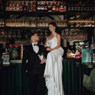 ⁠Wer sagt, dass Hochzeiten immer klassisch sein müssen? 🥂✨⁠
Bar statt Ballsaal, Seide statt Tüll, Cocktails statt Sektempfang. Dieses Setting zeigt, wie urban, lässig und gleichzeitig elegant ein Hochzeitstag aussehen kann.⁠
⁠
Würdet ihr eure Hochzeit auch so feiern – ja oder nein? 👀🤍⁠
___⁠
Planung und Konzept: @carolinardler_hochzeiten⁠
Location: @scarabeo_minden⁠
Fotografin: @ishenurphotography⁠
Videograf: @hirsch_cinematic ⁠
Brautpaar: @cici.carter @mzf23⁠
Geschirr, Stühle & Dekoration: @hochzeitsdekoration⁠
Floristik: @karinwilbertblumen⁠
Stylistin: @lena_bossik⁠
Brautmode: @verinabrautmoden⁠
Herrenausstatter: @vonlysander⁠
Papeterie: @creativitydesign__a⁠
Freie Rednerin: @gluecksagentenhochzeiten @silber_weiss⁠
Konditorei: @sanelas_tortenwelt⁠
Brautschmuck: @schmuck.bluete⁠
Trauringe: @verspoor_trauringe⁠
⁠
#modernwedding #urbanwedding #luxurywedding #editorialwedding #hochzeitmitstil weddingaesthetic nightwedding weddingvibes hochzeitsinspiration weddinginspo bridalinspo groomstyle fineartwedding stylishwedding hochzeitsgefühl romanticwedding weddingdesign