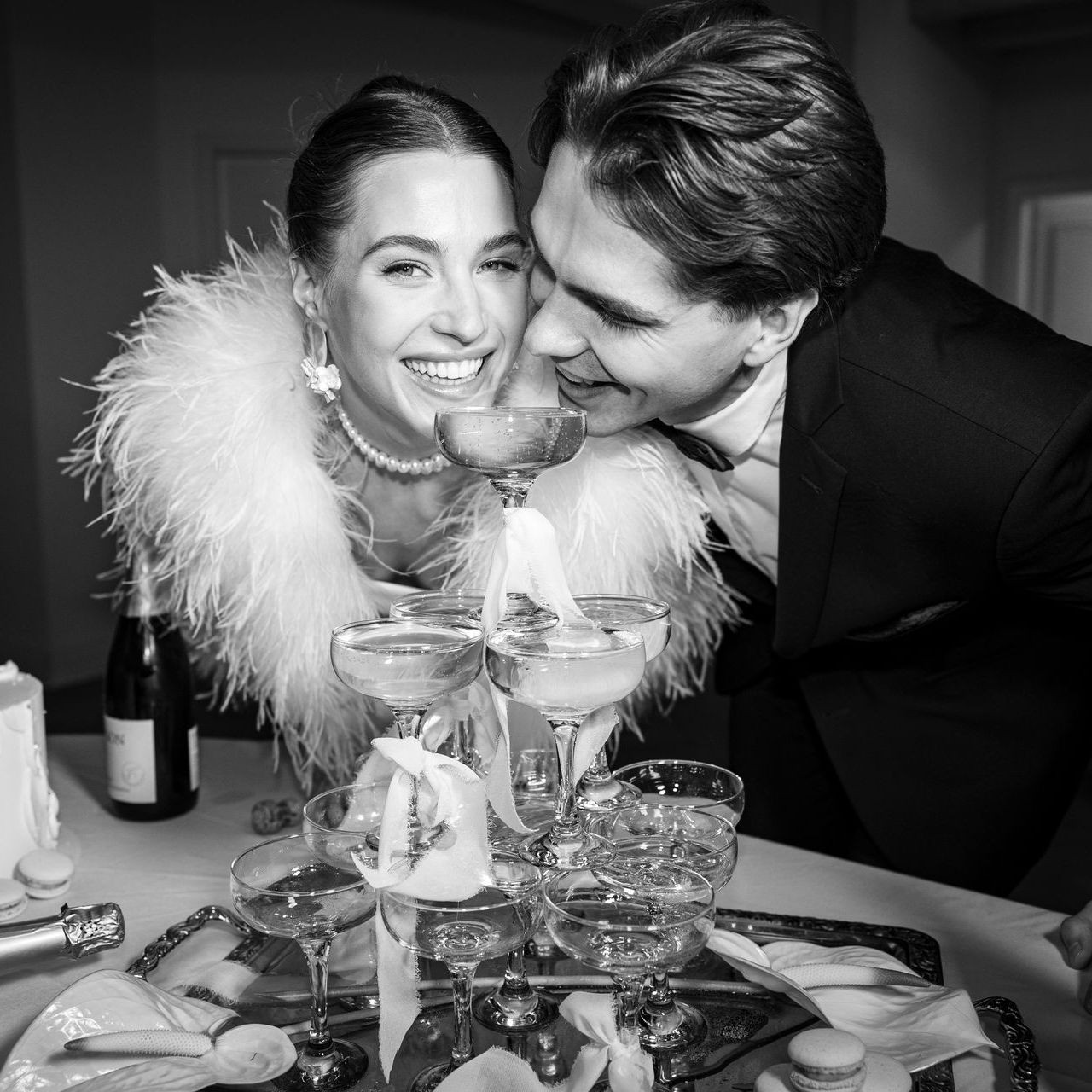 ⁠Champagner-Turm & echtes Lachen. 🥂⁠
Zwischen Kristallgläsern und leisen Küssen entstehen die Bilder, die bleiben.⁠
⁠
Modern, glamourös, ein bisschen Old Hollywood – und ganz viel Gefühl.⁠
Liebe darf feiern. 🤍⁠
⁠
___⁠
Planung & Organisation: @lumeriweddings⁠
Fotografin: @rosaandlynn⁠
Videografin: @knyazfilms⁠
Location: @schloss_janson⁠
Dekoration & Floristik: @deko.rien⁠
Brautmoden: @junic_weddings⁠
Hair & Makeup: @ladyfreiburger⁠
Brautschmuck: @dilaaccessoires⁠
Papeterie: @creativitydesign__a⁠
Bride: @agatawdowiak_⁠
Groom: @baranovski_piotr⁠
Couple: @ap.modelcouple⁠
Sweets: @patisserie_pastry.poets⁠
⁠
#justmarried #weddingmoments #champagnertower #modernwedding #timelesswedding #weddinginspiration #brautpaar #weddingvibes #luxurywedding #bridetobe #groomstyle #weddingphotography #instawedding #couplegoals #hochzeitsinspiration #hochzeitsinspo