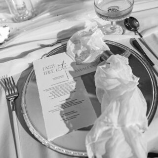 ⁠Die Menükarte ist mehr als eine Übersicht der Gänge.⁠
Wenn sie bei jedem Gast am Platz liegt, wird sie Teil des gesamten Designkonzepts – ein wiederkehrendes Element, das sich wie ein roter Faden durch den Raum zieht.⁠
⁠
___⁠
Planung & Organisation: @lumeriweddings⁠
Fotografin: @rosaandlynn⁠
Videografin: @knyazfilms⁠
Location: @schloss_janson⁠
Dekoration & Floristik: @deko.rien⁠
Brautmoden: @junic_weddings⁠
Hair & Makeup: @ladyfreiburger⁠
Brautschmuck: @dilaaccessoires⁠
Papeterie: @creativitydesign__a⁠
Bride: @agatawdowiak_⁠
Groom: @baranovski_piotr⁠
Couple: @ap.modelcouple⁠
Sweets: @patisserie_pastry.poets⁠
⁠
#hochzeitspapeterie #weddingstationery #menükarte #weddingdetails #weddingdesign #weddingtablescape #modernwedding #luxurywedding #fineartwedding #hochzeitsinspiration #weddingstyling #papeteriedesign #bridetobe #eventdesign #instawedding